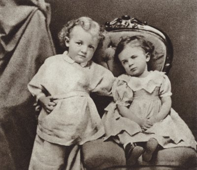 Lenin 4-vuotiaana ja hänen sisarensa Olga, Simbirsk, 1874 tekijältä Russian Photographer