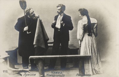 Venäläinen näyttelijä Vsevolod Meyerhold (keskellä) Treplevin roolissa Moskovan taideteatterin tuotannossa Anton Chekhovs The Lokki, 1898 tekijältä Russian Photographer