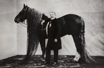 Venäläinen sirkusartisti Akim Nikitin hevosen kanssa tekijältä Russian Photographer