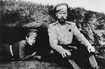 Tsaari Nikolai II ja hänen poikansa Aleksei eturintamalla. tekijältä Russian Photographer