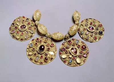 Barmy Collar -medaljonit, filigraani- ja rakeistettu koristelu, Rayazan, 1100-luku (kultasetti jalokiviä ja helmiä) tekijältä Russian School