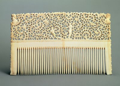 Koristekampa, jossa hampaat toisella puolella, Kholmogorysta, 1700-luvun puoliväli (mursun norsunluu) tekijältä Russian School