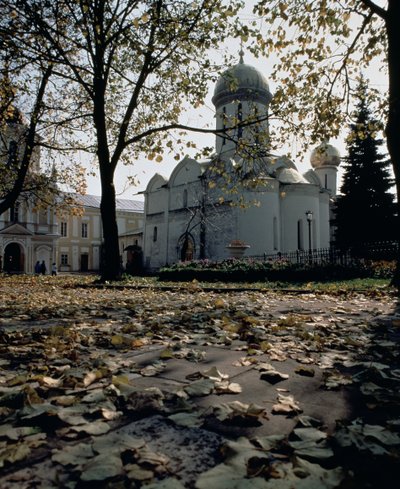 Pyhän Sergiuksen katedraali, jonka perusti n. 1340 Pyhä Sergius Radoneshista tekijältä Russian School