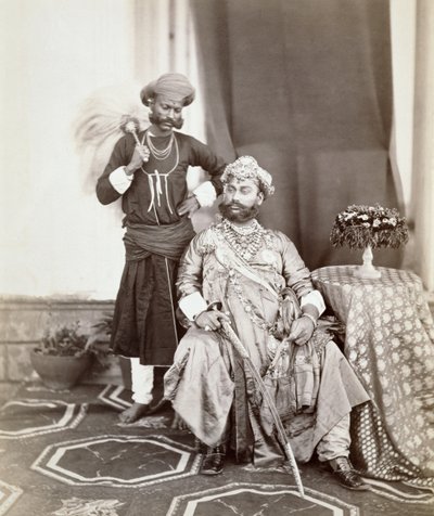 Hänen korkeutensa Maharaja Tukoji Rao (1844-86) II Indoresta ja avustaja, 1877 (albumiprintti) tekijältä S. and Shepherd, C. Bourne