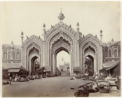 Portti Hosseinabadin basaariin, Lucknow Gateway of the Hooseinabad Bazaar (alkuperäinen nimi) tekijältä Samuel Bourne (signed by artist)