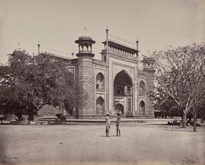 Agra. Taj Mahalia ympäröivien puutarhojen portti tekijältä Samuel Bourne
