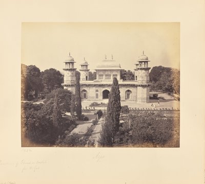 Agra; prinssi Etmad-Dowlahin mausoleumi, portilta katsottuna. tekijältä Samuel Bourne