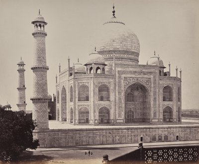 Agra. Näkymä Taj Mahalille sisäpihan kulmasta tekijältä Samuel Bourne