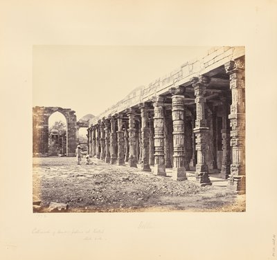 Delhi; hindulaisten pylväiden pylväikkö Qutb Minarilla, pohjoissivu tekijältä Samuel Bourne