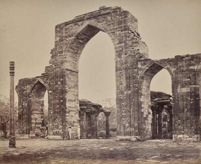 Delhi. Suuri porttikaari ja rautapylväs lähellä Qutb Minaria, Vanhan Delhin raunio tekijältä Samuel Bourne