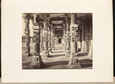 Delhi; Kutub Minar, itäisen pylväskäytävän sisäkuva tekijältä Samuel Bourne