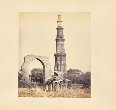 Delhi; Kutub Minar ja suuri kaari lännestä katsottuna tekijältä Samuel Bourne