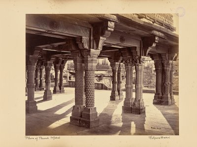 Fatehpur Sikri; veistettyjä pylväitä Panch Mahalissa tekijältä Samuel Bourne