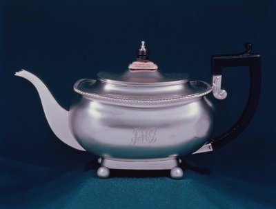 Regency-teekannu, 1812-13 hopeaa, puu ja norsunluunuppi tekijältä Samuel Hennell