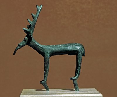Nuraginen kulttuuri (nuraghi) Sardinia: Iglesias-hirven pronssinen patsas. 8.-7. vuosisadalla eKr. Cagliari, Kansallinen arkeologinen museo, Sardinia, Italia tekijältä Sardinia Nuragic Civilization