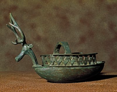 Nuraginen kulttuuri (nuraghi) Sardinialainen: veneen muotoinen veistos, jossa on pronssisia hirvenpäähahmoja. 8.-7. vuosisadalla eKr. Cagliari, Museo Nazionale Archeologico, Sardinia, Italia tekijältä Sardinia Nuragic Civilization