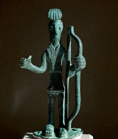 Nuraginen kulttuuri (nuraghi) Sardinia: Soturin patsas, joka vetää jousia (keihäs puuttuu), pronssinen. 8.-7. vuosisadalla eKr. Cagliari, Kansallinen arkeologinen museo, Sardinia, Italia tekijältä Sardinia Nuragic Civilization