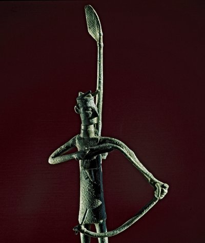 Nuraginen kulttuuri (nuraghi) Sardinia: Soturin patsas vetää pronssista jouset. 8.-7. vuosisadalla eKr. Cagliari, Kansallinen arkeologinen museo, Sardinia, Italia tekijältä Sardinia Nuragic Civilization