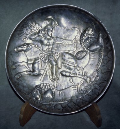Astia, joka kuvaa kuningas Ardashir II:ta (r.379-86), Sarista, Mazandaranista, n. AD 380 (tahdettu ja leikattu hopea) tekijältä Sasanian School