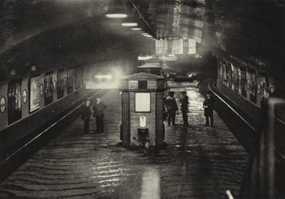 Berliini: Inselbrucken metroasema; Inselbrucken metroasema (m/w kuva) tekijältä Sasha Stone