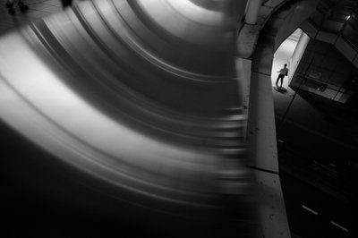Kaareva tunnelihahmo tekijältä Satoshi Hata