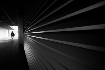 Yksinäinen hahmo tunnelissa tekijältä Satoshi Hata