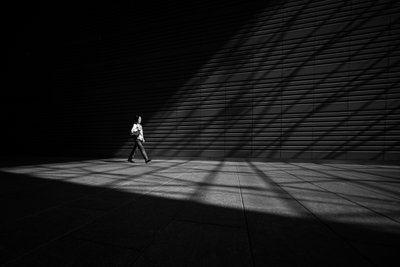 Mies auringonvalossa ja varjossa tekijältä Satoshi Hata