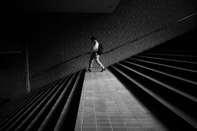Mies geometrisilla portailla tekijältä Satoshi Hata