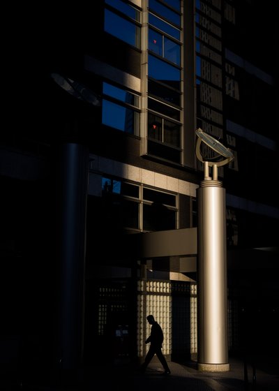Kaupungin valo ja varjo tekijältä Satoshi Hata