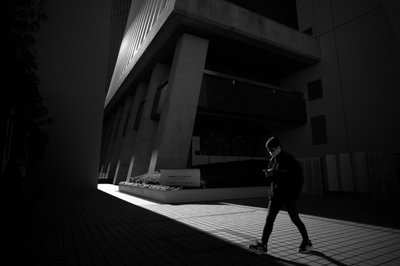 Kaupunkipolku valossa tekijältä Satoshi Hata