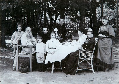 Venäläisen kirjailijan Leo Tolstoin perhe 1800-luvun lopulla tai 1900-luvun alussa. tekijältä Scherer Nabholz and Co