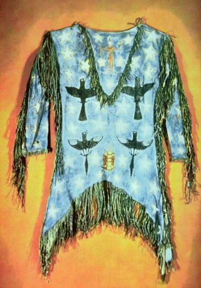 "Ghost dance" -mekko, Arapaho Tribe (buckskin) tekijältä School American