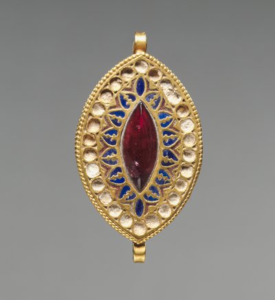 Mantelin muotoinen riipus, 400-600 (kulta, lapis lazuli, granaatti ja lasi) tekijältä School Byzantine