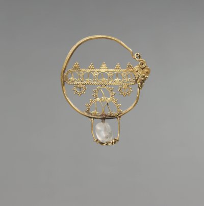Korvakoru harjakatoksilla, varhainen bysanttilainen aika, 600-800 (kulta, vuorikristallihelmi) tekijältä School Byzantine