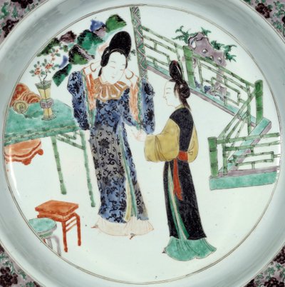 Kiinalainen taide: "" Kaksi tyylikkäästi muotoiltua naista"" Keraaminen lautanen 1700-luvulta. Pariisi, Guimetin museo, Aasian taiteen kansallinen museo tekijältä School Chinese