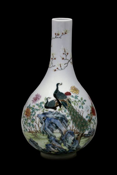 Kiinalainen taide: vaaleanpunaisen perheen keraaminen maljakko, joka on koristeltu linnuilla (mukaan lukien riikinkukoilla) ja kukilla. Qianlong Reg (1736-1795). Pariisi, Musee Guimet, Musee national des Arts Asians. tekijältä School Chinese