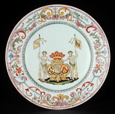 Ruokalautanen koristeltu famille rose emaleilla Goos of Ghyseghem käsivarret, acollees kanssa Vecquemans ja Goubau, Yonzheng-kausi (1725-35) n.1730 (posliini) tekijältä School Chinese