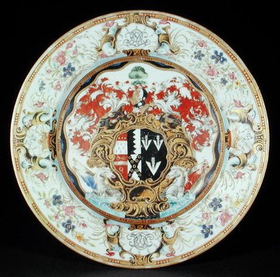 Ruokalautanen, joka on maalattu famille rose emaleilla rokokootyyliin Leake Okeover Esq.:n käsivarsilla, Kangxi-kauden (1662-1722) (posliini) tekijältä School Chinese