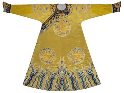 Brodeerattu Qiu Xiangse "Dragon" -viitta, Longpao, 1700-luvun alku (silkki) tekijältä School Chinese
