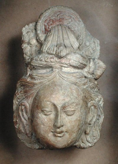 Bodhisattvan pää, jolla on hienostunut hiustyyli, Tumshuqista (Xinjiang) 6.-7. vuosisadalta (terrakotta) tekijältä School Chinese