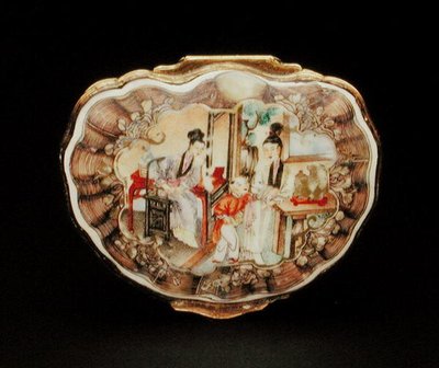 Nuuskalaatikon kansi kuoren muodossa, Qianlong-kausi (1736-95) n. 1760 (posliini) (katso myös 210139) tekijältä School Chinese
