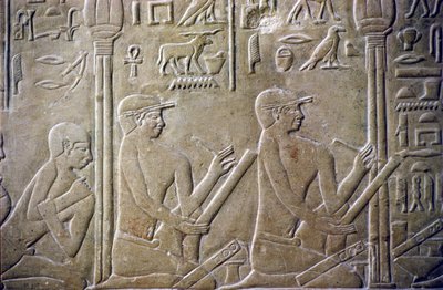 Muinainen Egypti, Reliefi/veistos, Merereukan hauta, Merereukan mastaba, 6. dynastia, Saqqara, Kylän vanhimmat joutuvat myöntämään virheelliset veroilmoituksensa virkailijoille (kuva) tekijältä School Egyptian