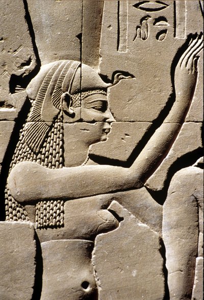 Muinainen Egypti, seinäkaiverrus, jumalatar Isis, Horuksen temppeli, Edfu, 237 - 57 eKr. (kuva) tekijältä School Egyptian
