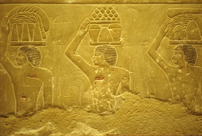 Muinainen Egypti, seinäkaiverrukset/maalaukset, Mastaba/Tomb of Idout, Saqqara, 2323-2150 eKr., kantajat uhreineen (kuva) tekijältä School Egyptian