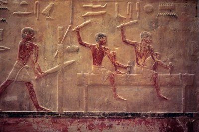 Muinainen Egypti, Seinien kaiverrus/maalaus, Mastaba/Ti-hauta, Saqqara, 5. dynastia, Puuseppien sahaus ja vasarointi, Muotoilupalkki (kuva) tekijältä School Egyptian