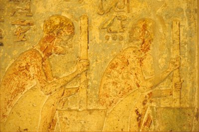 Muinainen Egypti, seinäkaiverrukset/maalaukset, Petosiriksen hauta, Tuna el Gebel, 300 eKr., Työntekijät käyttävät morttelia (kuva). tekijältä School Egyptian