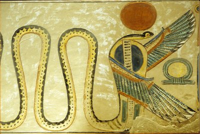 Muinainen Egypti, seinämaalaus, Amon hir Khopshefin hauta, Uraeus ja siivekkäät käärmeet vartioivat hautakammion sisäänkäyntiä, 20. dynastia, Kuningattarien laakso (kuva) tekijältä School Egyptian