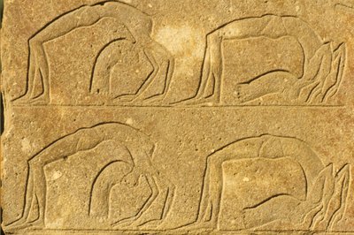 Muinainen Egypti, seinämaalaus/kaiverrus, Naisakrobaatit esiintymässä, Karnakin temppeli, Luxor (kuva) tekijältä School Egyptian
