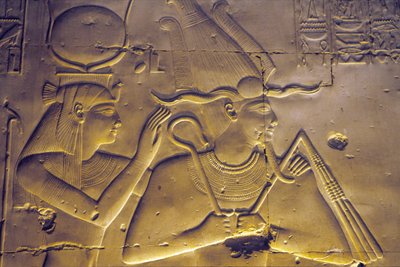 Muinainen Egypti, seinämaalaus/veistos, Jumalatar Isis syleilee istuvaa miestään Osirista, Seti I:n temppeli, Abydos tekijältä School Egyptian