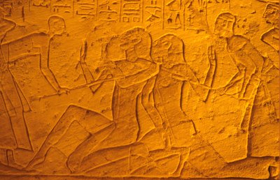 Muinainen Egypti, seinämaalaus/kaiverrus, hettiläisiä vankeja hakataan kepeillä, Ramses II:n ja Nefertarin temppeli, Abu Simbe (kuva) tekijältä School Egyptian